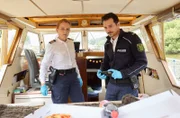 Maike Junghans (Carina Wiese, l.) und Moritz Kretschmär (Ferdi Özten, r.) sehen sich im Segler um, als Sommerland kommt.