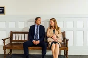 Die schwangere Rosalinde Schwan (Katja Studt) will Hotelier Hubertus Müller-Hauser (Oliver Clemens) vor Gericht dazu bringen, ihr den Nachnamen eines Hotelgastes zu verraten.