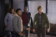(v.l.n.r.) Lauretta Bozer (Wendy Raquel Robinson); Wilt Bozer (Justin Hires); Milton Bozer (Ernie Hudson); Angus MacGyver (Lucas Till)