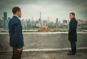 Als sein entfremdeter, aber äußerst mächtiger Vater, Morland Holmes (John Noble, r.), von Sherlocks (Jonny Lee Miller, l.) Rückfall erfährt, setzt er alles in Bewegung, um die Anschuldigungen gegen seinen Sohn zu entkräftigen ...