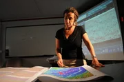 CERI ( Zentrum für Erdbebenforschung und -information) Memphis, TN: Beatrice Magnani ( CERI/University of Memphis, TN) vor einem Tisch mit seismologischen Karten.