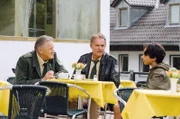Hubert (Christian Tramitz, M.) und Girwidz (Michael Brandner, l.) wollen Kai Tennholt (Yanis Scheurer, r.) als verdeckten Ermittler anheuern.