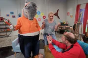 Singa übt mit TanzTapir das ABC, aber Tom sucht verzweifelt seine Notenblätter.