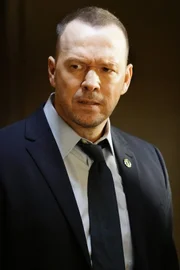 Wenn es um seine eigenen Leute geht, ist Danny (Donnie Wahlberg) besonders skrupellos: Er will Gerechtigkeit für Lieutenant Gormley, der direkt vor seinem Haus auf brutale Art und Weise zusammengeschlagen wurde ...
