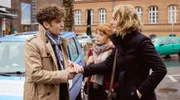 Der Krankenpfleger Jan Lonnemann (Enrique Fiß, l.) reagiert empfindlich auf Fragen, die Romy Heiland (Christina Athenstädt, r.) und Tilly Vogel (Sina Reiß, M.) zu einem seiner Patienten, der verstorben ist, stellen.
