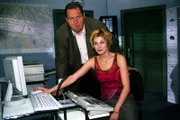 Benno Berghammer (Ottfried Fischer, l.) zeigt der neuen Kollegin, der Auszubildenden Alexandra (Maren Gingeleit, r.), ihren Arbeitsplatz.