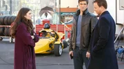 Detective Don Flack (Eddie Cahill) und Detective Mac Taylor (Gary Sinise, r.) befragen die Rennfahrerin Liza Gray (Danica Patrick). Hat sie etwas mit einem schweren Unfall zu tun?