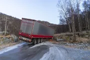 Nachdem der Fahrer aus dem Lkw ausgestiegen war, um Ketten auf die Räder zu legen, rutschte der Lkw aus eigener Kraft einen Hügel hinunter und landete im Graben