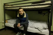 Eric Mayer, Stuntman des Wissens, bei einem seiner härtesten Selbstversuche: Er lässt sich 24 Stunden ohne Licht, ohne Handy, ohne direkten Kontakt zur Außenwelt in einem schalldichten Bunker einschließen.