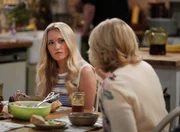 Mandy McAllister (Emily Osment, l.); Audrey McAllister (Rachel Bay Jones, r.)