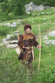 Ötzi (Stefan Krischke) war für das Leben in Bergen bestens ausgerüstet. Mit seinem Bogen aus Eibenholz konnte er jeden Steinbock niederstrecken.