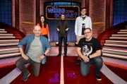 Moderator Kai Pflaume (M.) und seine Rateteam-Kapitäne Bernhard Hoëcker (l.) und Elton (r.) begrüßen in dieser Sendung die Fernsehmoderatorin Clarissa Corrêa da Silva (2.v.l.) und den Fernsehmoderator Ralph Caspers (2.v.r.).