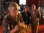 ARD DAS TRAUMHOTEL - CHINA, Regie Otto W. Retzer, Deutschland/&Ouml;sterreich, am Samstag um 13:35 Uhr im Ersten. Markus Winter (Christian Kohlund, re). und die Kunsthistorikerin Loretta (Gaby Dohm) versuchen, den Restaurator Thomas (Christian Wolff) zur Mitarbeit zu &uuml;berreden.