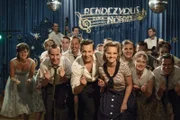 Monika Schöllack (Sonja Gerhardt, M.r.) und Freddy Donath (Trystan Pütter, M.l.) präsentieren in der Fernsehshow "Rendezvous nach Noten" ihr neues Lied "Rock-'n' Roll-Fever".