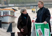ARD HEITER BIS TÖDLICH - MORDEN IM NORDEN, neue Krimiserie am Vorabend mit 16 Folgen, Folge 5 "Der Besuch der alten Dame", am Dienstag (20.03.12) um 18.30 Uhr im Ersten. Eine heiße Spur im aktuellen Mordfall führt Finn Kiesewetter zum Touristenzeichner Frank Oderwald (Oliver Warsitz, r.) und dessen Mutter Margarethe Oderwald (Dagmar Laurens, l.). Was wissen sie?