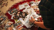 Religionslehrer Theo Schenkel, beim Betrachten seiner alten Fotos.