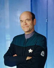 Der Doktor (Robert Picardo).