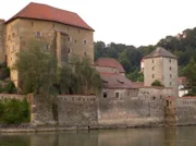 Passau - wie ein steinernes Schiff liegt die Stadt im Fluss.