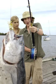 Wow – Lewis (Angus McLaren) hat einen Riesenfisch an der Angel. Emma (Claire Holt) ahnt wer dahintersteckt.