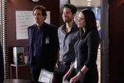 Müssen einen neuen Fall untersuchen, bei dem ein Mann behauptet, der Bruder von Dr. Tara Lewis zu sein: Rossi (Joe Mantegna, l.), Luke (Adam Rodriguez, M.) und Prentiss (Paget Brewster, r.) ...