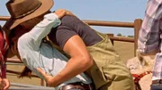 Um ihre gefürchtete Großmutter zu beeindrucken gibt Kate (Michala Banas) vor, mit Dave (Brett Tucker) verlobt zu sein. Doch obwohl alle auf der Farm ihr dabei helfen, erfährt die alte Dame schon bald die Wahrheit. Die Verwendung des sendungsbezogenen Materials ist nur mit dem Hinweis und Verlinkung auf TVNOW gestattet.