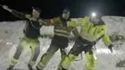 Thord und Andrzej erhalten Hilfe beim Ziehen eines Seilzugs vom Rettungswagen.