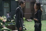 Bei der Beerdigung von Otto Franck hat Ninette Rabe (Laura de Boer) dessen Sohn Joachim (Sabin Tambrea) etwas Wichtiges mitzuteilen.