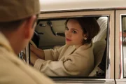Eva Fassbender geb. Schöllack (Emilia Schüle) flirtet mit dem Tankwart Klaus (Julius Robin Weigel).