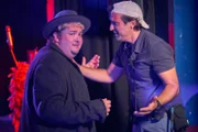 Malte (Daniel Zillmann, l.) ist nach seinem gefloppten Auftritt verzweifelt, auch wenn sein Produzent und Freund Uwe (Alexander Weise, r.) ihn versucht zu trösten.