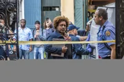 Findet Gerichtsmedizinerin Dr. Loretta Wade (CCH Pounder, M.) am Tatort forensische Beweise, die belegen, dass das Opfer eine Waffe getragen hat?