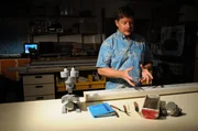 Oregon State University, Corvallis, OR: Chris Goldfinger (Meeresgeologe der Oregon State University) steht vor einem Tisch mit einer Turbiditprobe.