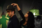 Nina verpasst Lex ein neues Styling. Von links: Lex (Sebastian Gerold) und Nina Kreutzer (Andrea Schmitt).