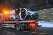 Zertrümmerter Lieferwagen auf einen Abschleppwagen gesetzt.