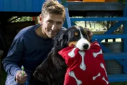 Fritz Fuchs (Guido Hammesfahr) und Keks sind bereit für die Nacht. Hund Keks freut sich schon auf sein nächtliches Abenteuer.