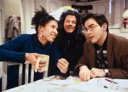 Bruno (Beat Marti, r.) lässt sich von Annekäthi (Sandra Moser) gerade in Liebessachen beraten, als Hans (Walter Andreas Müller) in einem Katzenkostüm in die Küche platzt. Es scheint, als sei er schon wieder mitten im Rollenstudium.