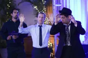 Damit hat Danny (Scott Caan, M.) nicht gerechnet. Als er bei Graces Schulball den Aufpasser spielt, wird der Saal von Terroristen überfallen.