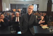 Rutger (Rafael Gareisen, vorne, 2.v.r.) hat es in die Jury des Pitch-Wettbewerbs geschafft und hat durchaus nicht nur geschäftliches Interesse daran, dass sein Konkurrent beim Pitch-Event vor den Augen von Start-up-Profi Günther (Günther Lainer, vorne, 2.v.l.) scheitert.