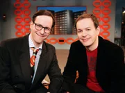 rbb Fernsehen KRÖMER - DIE INTERNATIONALE SHOW, am Freitag um 21:00 Uhr. Kabarettist Steffen Möller (r.) lässt Krömer ein Fresspaket zukommen.