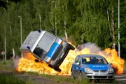 Der Gefangenentransporter mit Christoph Karmann wird von einer explodierenden Mine gestoppt.