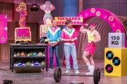 Konrad Geiger (l.) und Steve Windolf präsentieren mit "Kraftfutter" high Protein Tiefkühl-Fertiggerichte. Sie erhoffen sich ein Investment von 150.000 Euro für 10 Prozent der Firmenanteile. Unterstützung bekommen sie von Bodybuilder Roger Matzke (r.).