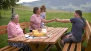 Familie WIDLROITHER feiert die Geburt eines neues Kalbs.