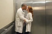 Noch hat sie die Grippe nicht erwischt, doch werden Jackson (Jesse Williams, l.) und April (Sarah Drew, r.) dem Virus trotzen können?