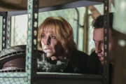 Als seine Mutter Doris (Christine Lahti, l.) entführt wird, versucht Steve (Alex O'Loughlin, r.), sie zu befreien. Doch ein Wettlauf gegen die Zeit beginnt, denn die Hinrichtung soll in Kürze stattfinden ...