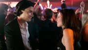 Nora im Century Club - sie flirtet mit Konstantin Prinz, rein ermittlungstechnisch.