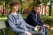 Unbeschwert sein wie andere Jugendliche, das kann Roman leider nicht, v.li.: Nico Ramon Kleemann als Roman, Christoph Schechinger als Paul Winter