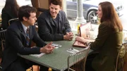 Sweets (John Francis Daley, l.) teilt Booth (David Boreanaz) und Brennan (Emily Deschanel) mit, dass er bei ihnen ausziehen will.