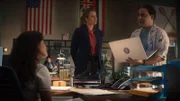 Kate Whistler (Tori Anderson, m.), Ernie Malik (Jason Antoon, r.)