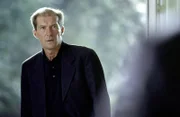 Anwalt Dr. Aichner (Michael Lesch) hatte Geräusche im Garten gehört, aber mit diesem „Besucher“ hatte er nicht gerechnet.