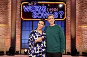 Treten bei "Wer weiß denn sowas?" als Kandidat:innen an: Die Radio- und Fernsehmoderatorin, Podcasterin und Autorin Ariana Barborie (l.) und der Komiker, Kabarettist und Fernsehmoderator Till Reiners (r.).