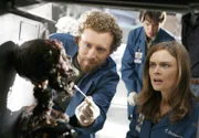 (v.l.n.r.) Dr. Hodgins (T.J. Thyne); Dr. Brennan (Emily Deschanel)